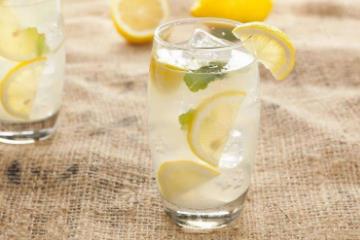 柠檬泡水喝的9大禁忌，水温不宜过高/最好避光喝
