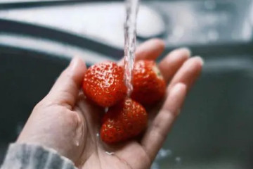 草莓怎么洗才干净，3步教你彻底洗净(清洗前不要去掉草莓蒂)