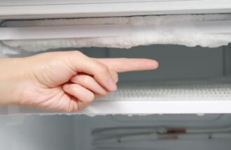 冰箱冷藏室结冰怎么办及解决办法，主要是因为温度调节不当