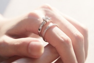 食指戴戒指是什么意思，在感情上代表单身/性格上代表独立
