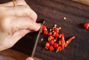 切辣椒后手上的灼热感怎么解决，用温水反复冲洗能缓解
