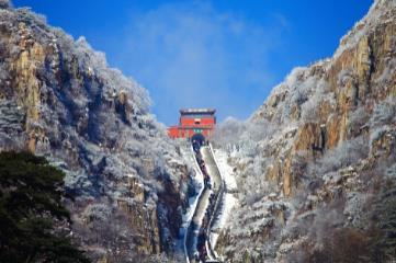 五岳之首是哪座山，泰山(因其在政治和历史上地位很高)