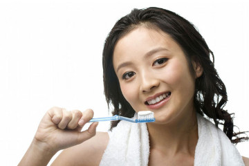 正确的刷牙方法应该是怎样刷，是巴氏刷牙法(就是竖着刷)