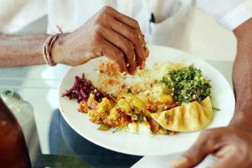 印度人为什么用手抓饭吃，他们认为用手吃饭是对神明的尊重