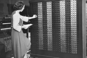 世界上第一台计算机，叫ENIAC(诞生于1946年)