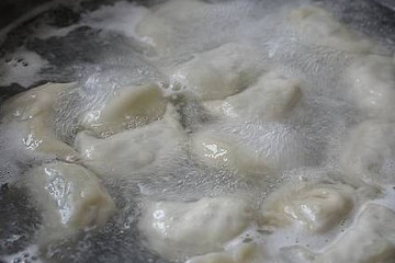 速冻饺子冷水下锅还是热水下锅，区别不大(冷水下锅更好)