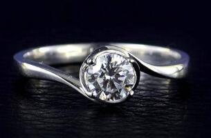 一枚一克拉钻石多少钱，2-20万之间(品质不同价格不同)