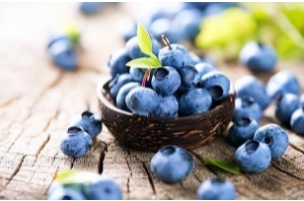 蓝莓一天吃多少为宜，每天100克左右比较合适(吃蓝莓好处多)