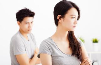 老公当着我的面和别的女人聊天，弄清楚聊天原因是关键